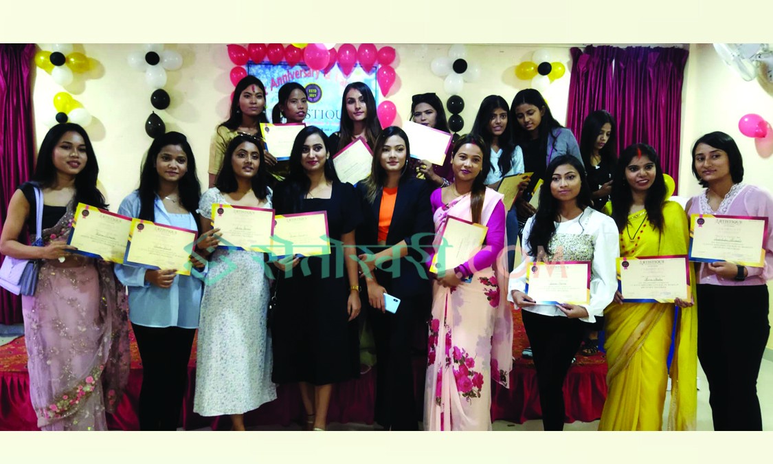 ‘आर्टिस्टिक द मेकअप स्टुडियो एण्ड एकेडेमी’ मा टिनएजर र ब्यूटिसियनहरु आकर्षित