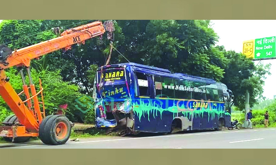 भारतको बाराबंकीमा रोकीराखेको बसलाई ट्रकले ठक्कर दिदाँ चार नेपालीको मृत्यु