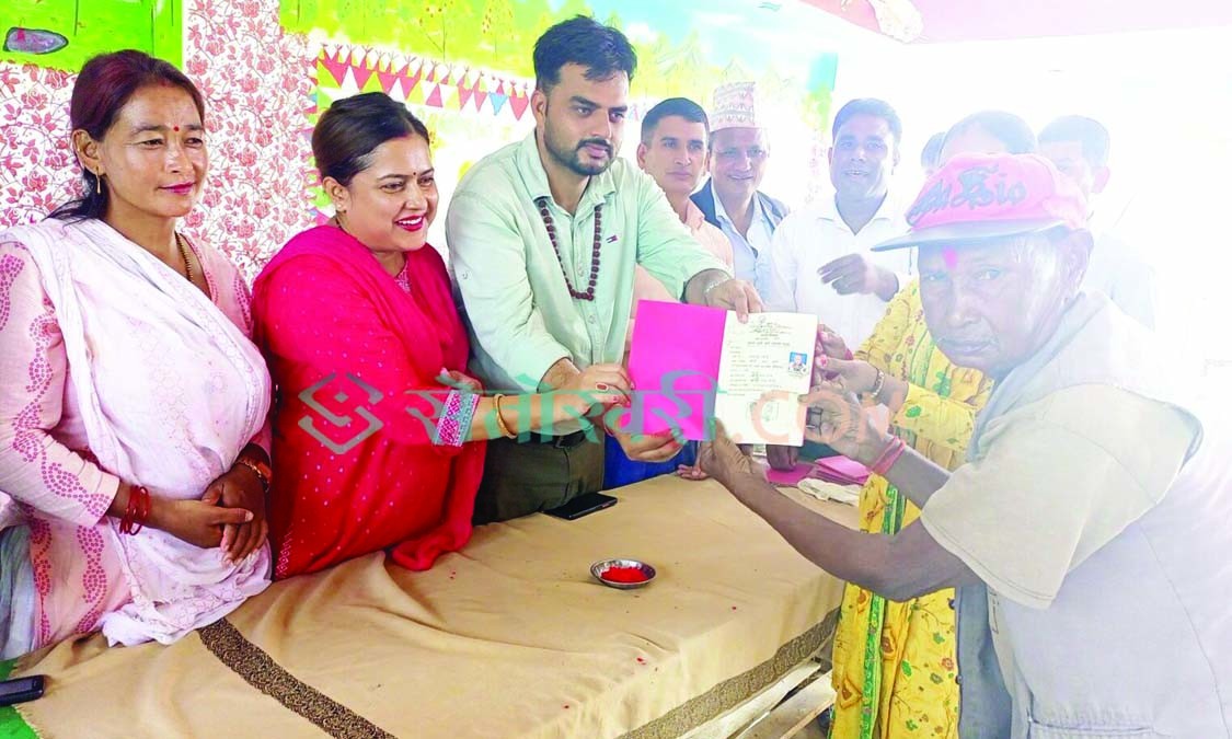 कोहलपुरका भूमिहिनले पाए लालपुर्जा