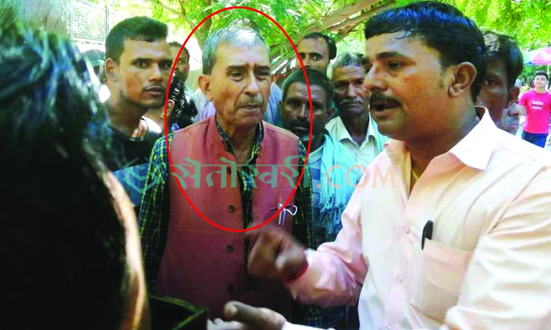 अदालत तारिख दिन आएका अध्यक्ष चौधरी पीडितको घेरेबान्दीमा