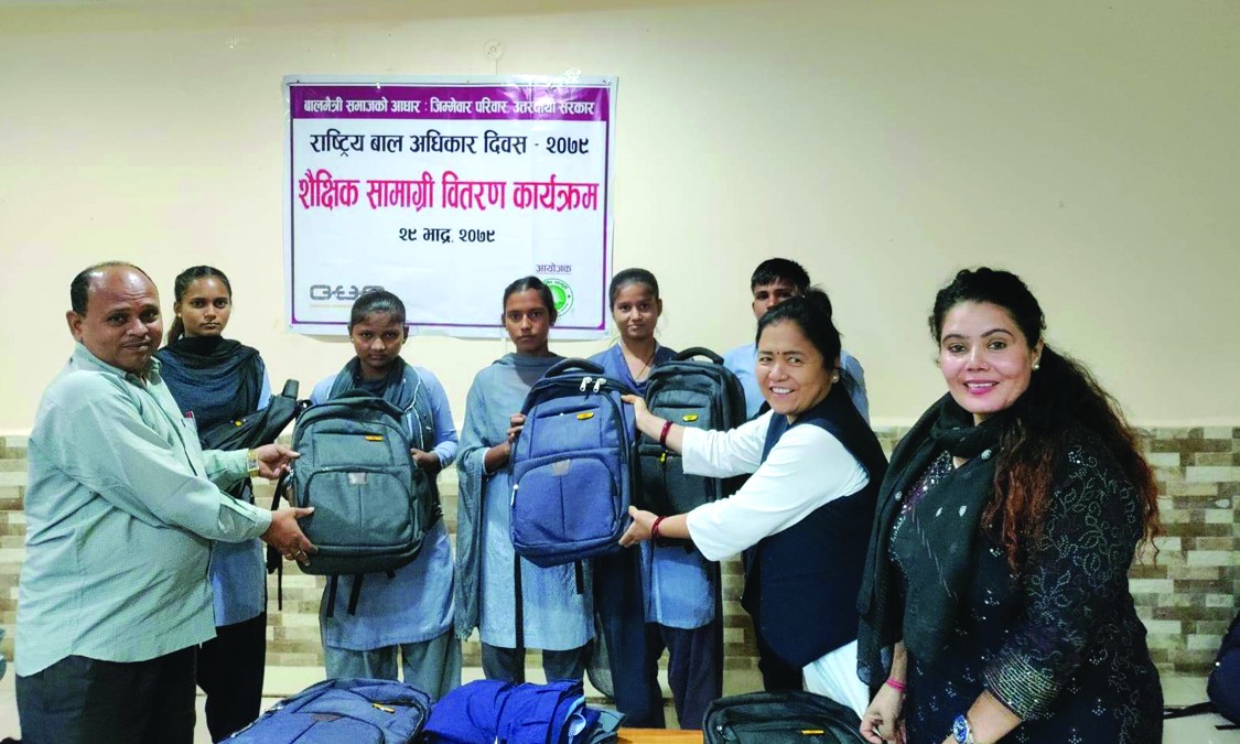 शक्ति समूहद्वारा विद्यार्थीलाई शैक्षिक सामाग्री प्रदान