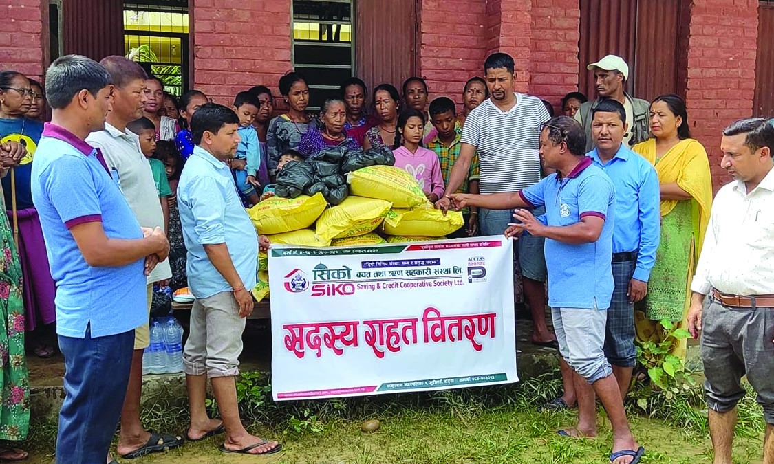 ठाकुरबाबाका बाढी पीडितलाई सिकोद्वारा खाद्यान्न वितरण