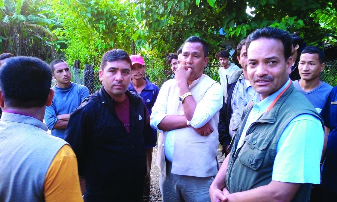 बाढि प्रभावित क्षेत्रमा मन्त्री अथक, दीर्घकालिन रुपमा डुबानको समाधान खोज्ने प्रतिवद्धता