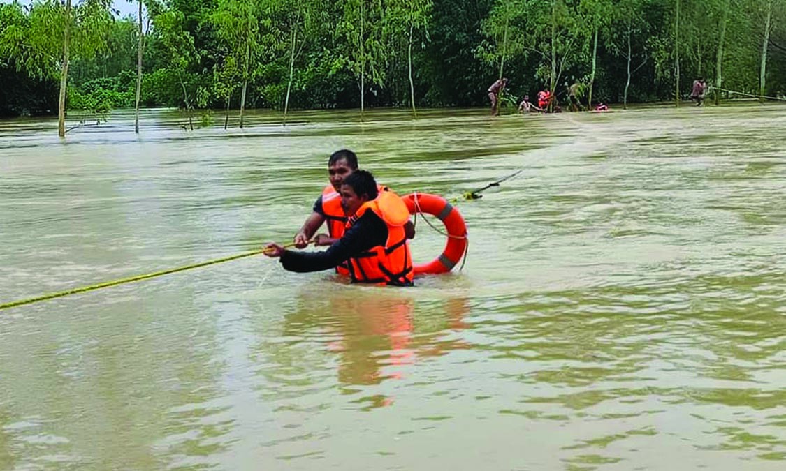 रुखमा अड्किएका दुई युवकको सात घण्टापछि उद्धार