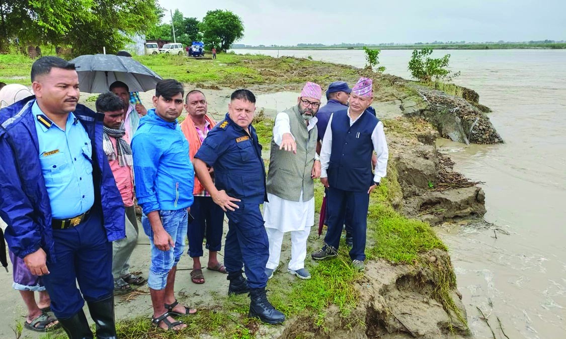 नरैनापुरको बाढी प्रभावित क्षेत्रमा सुरक्षा अधिकारीको अनुगमन