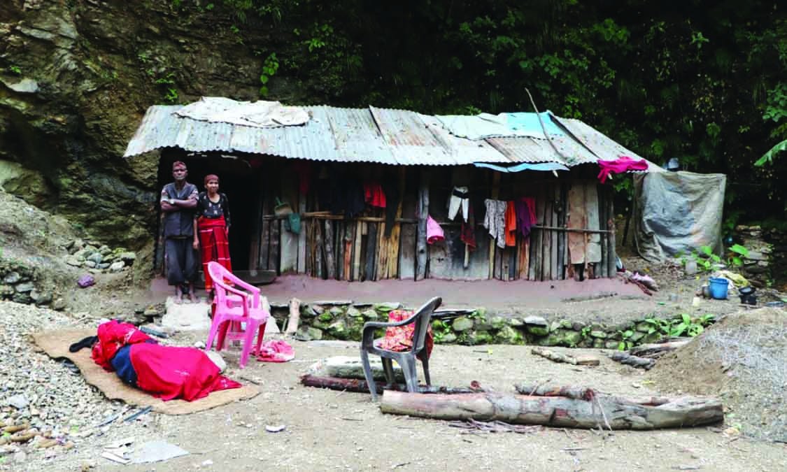 ‘जब घरमा राक्षस पस्यो, अनि ज्यान जोगाउन सडकमा आयौं’