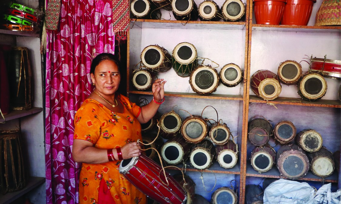 सङ्कटमा मादल व्यवसाय