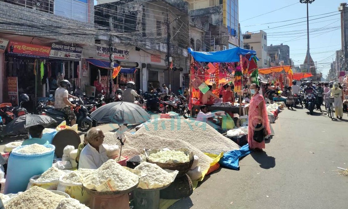 चाडबाडमा सडक कब्जा गरेर ब्यापार, सरोकारवाला तै चुप मै चुप