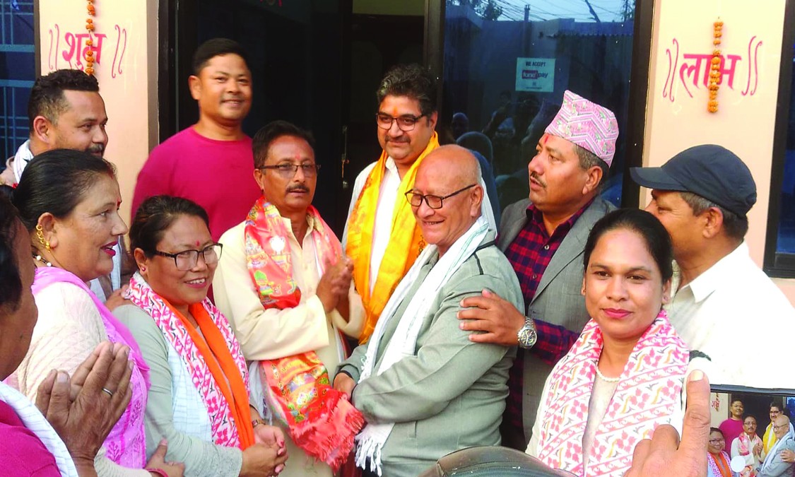 काँग्रेस उम्मेदवार घरदैलोमा, मतदाताको मायाले उत्साहित