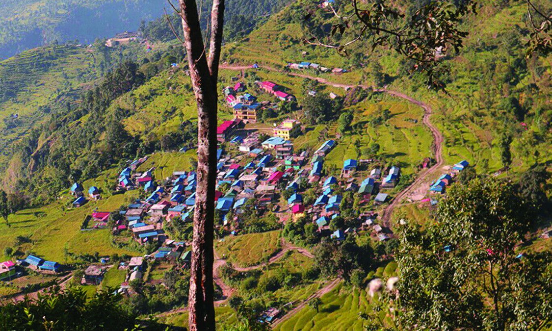 गोरखामा एक हप्ता हिँडेर मतदान केन्द्र पुगे कर्मचारी