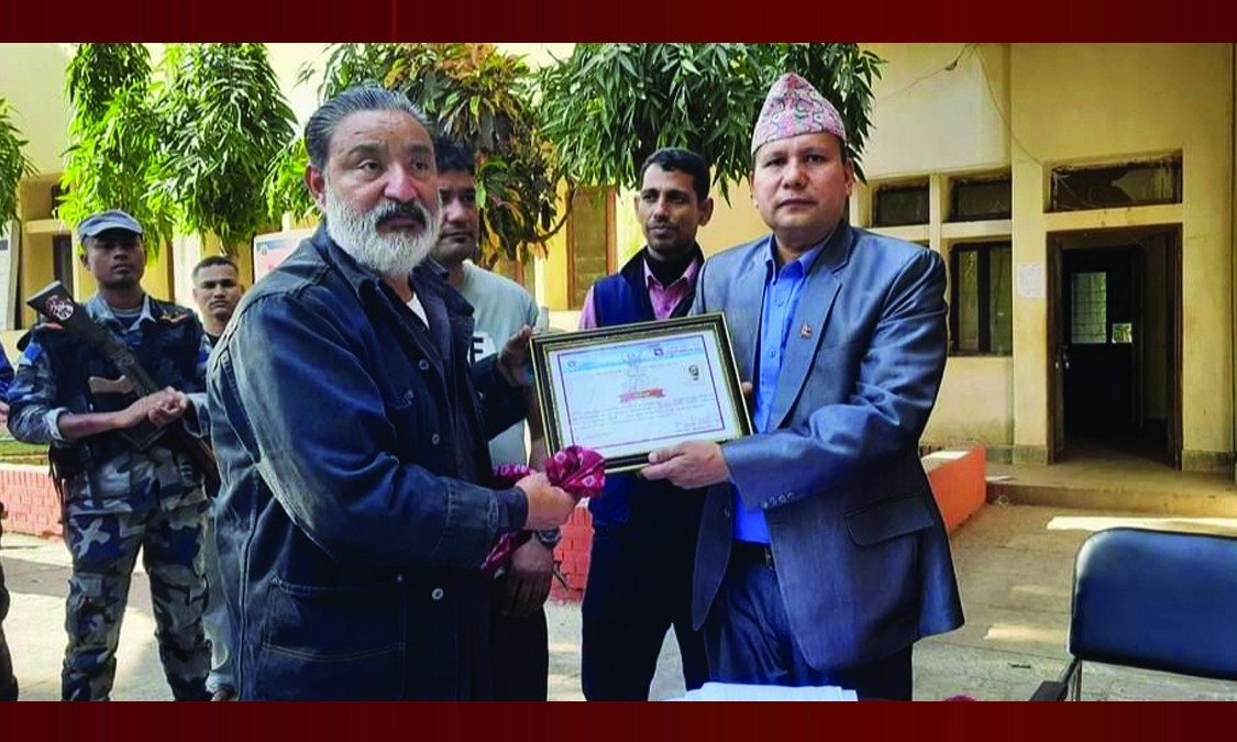 राठौरसहित विजयी उम्मेदवारलाई प्रमाणपत्र प्रदान
