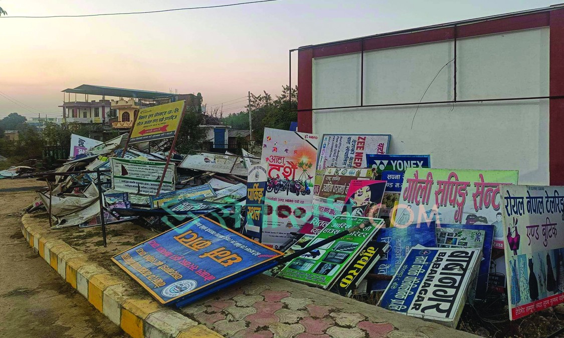 कोहलपुर क्षेत्रका अनधिकृत होर्डिङ र फल्यास बोर्ड हटाइयो