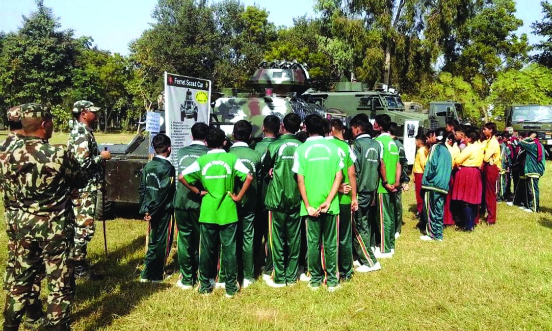 विद्यार्थीद्वारा सेनासम्बन्धी प्रदर्शनी अवलोकन