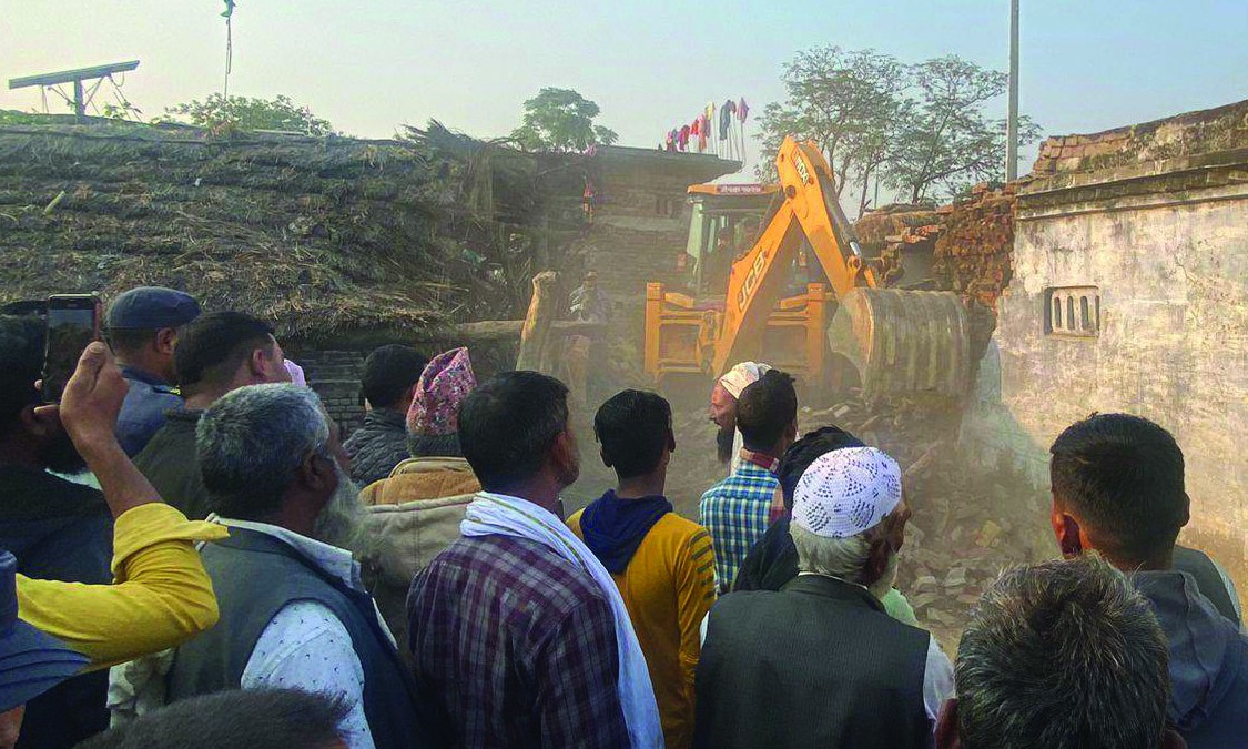 नरैनापुरमा चल्यो डोजर, अतिक्रमित घर टहरा भत्काउन सुरु
