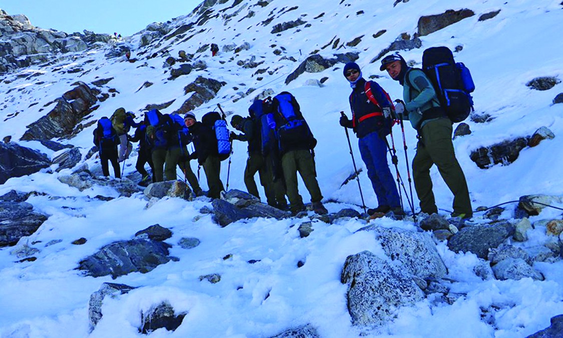 नेपाली सेनाको टोलीबाट सगरमाथा हिमालको सफल आरोहण