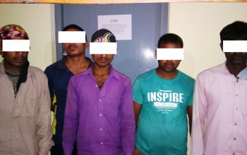 अबैध सुर्तीसहित पाँच युवा पक्राउ