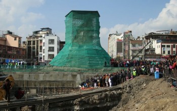 धरहरा छेउमा पर्खाल भत्किँदा डोजर चालक घाइते