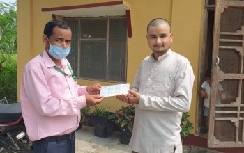 कोरोना बीमाबापत पत्रकार दाहालले पाए एक लाख