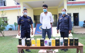 ६ लाख बढिको अबैध मोबाईलसहित एक जना पक्राउ