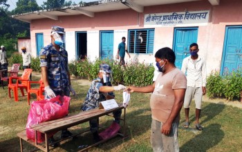 सशस्त्रद्वारा मास्क वितरण