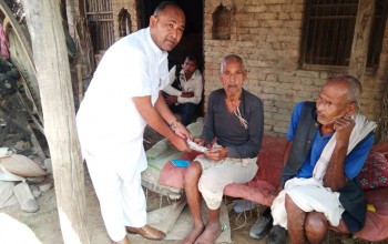 घरमै पुगेर भत्ता बाँड्छन् डुडुवा गाउँपालिकाका अध्यक्ष चौधरी