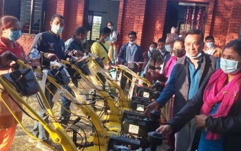 १०४ किसानलाई पावर टिलर बितरण