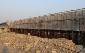 पहुँचको भरमा ठेक्का लिँदै, अलपत्र पार्दै