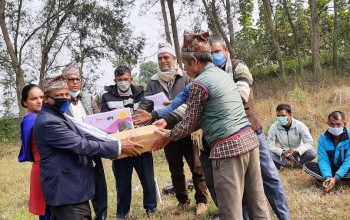 त्रिशक्ति माविलाई कम्प्युटर तथा प्रोजेक्टर प्रदान