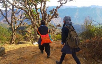 कठिन अवस्थामा सङ्घर्ष गरेर पढिरहेका छोरीहरू