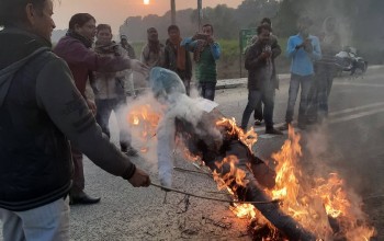 नरैनापुरमा प्रधानमन्त्रीको पुत्ला जलाइयो