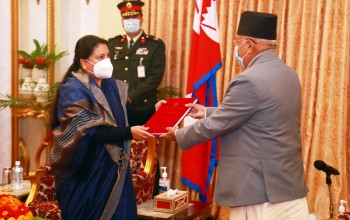 राष्ट्रपतिलाई प्रधानमन्त्रीले बुझाए सरकारका काम र उपलब्धिको प्रतिवेदन