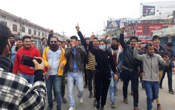 एक पक्ष बन्द गराउँदै, अर्को पक्ष खोल्न दबाब दिँदै