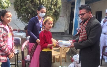 व्यवसायी बरालद्वारा शैक्षिक सामाग्री सहयोग