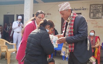 सरस्वती पूजामा विद्यार्थीलाई पुरस्कार