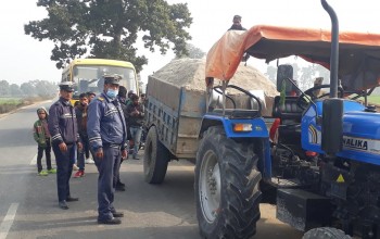 सडक विगार्ने टिप्पर र ट्रयाक्टर कारबाही गर्दै ट्राफिक प्रहरी