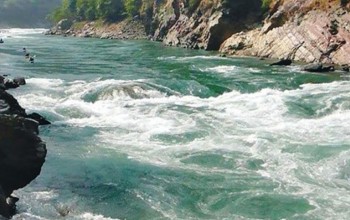 कर्णाली र बबईमा बाढीले खतराको  तह पार गरेपछि साइरन बजाइयो