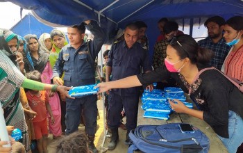 आगलागी पीडित महिला, किशोरी तथा बालिकालाई सेनेटरी प्याड वितरण