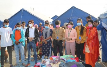 आगलागी पीडितलाई बासद्वारा लत्ता कपडा वितरण