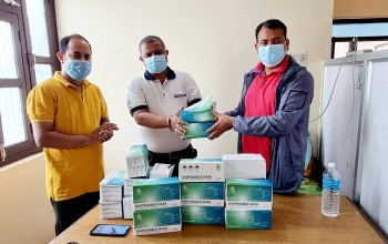 पत्रकार महासंघ बाँके शाखालाई एक हजार थान माक्स प्रदान