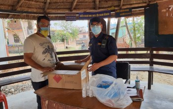 तरुण नेता भण्डारीद्वारा माक्स र सेनिटाईजर प्रदान