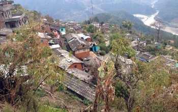 ज्वरो आउँदा धामीको भर, संक्रमित खोज्दै टोलटोलमा स्वास्थ्यकर्मी