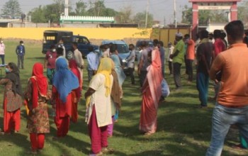 मास्क र सावुन वितरण गर्ने भन्दै बर्दियमा प्रहरीले स्वास्थ्य मापदण्ड मिच्यो
