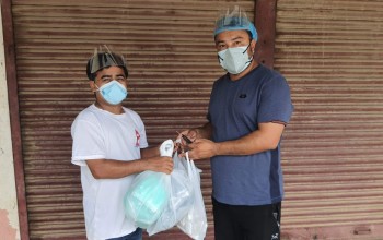 मनकारी तरुण नेता भण्डारीद्वारा युनियन बाँकेलाई मास्क र सेनिटाइजर सहयोग