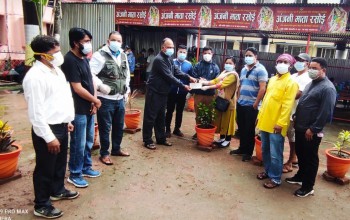 सहपाठी क्लबद्वारा अन्जनीमाता रसोईलाई एक लाख सहयोग