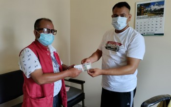 भेरी अस्पताल विकास समितिका अध्यक्ष प्रमोद धिताल र एमाले नेतृ विजया धितालद्वारा ५ हजार सहयोग