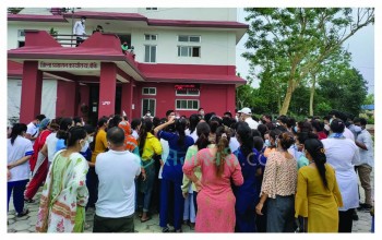 भेरी अस्पताल घटना : आज प्रतिबेदन पेश गरिदैं, सिडिओ अफिसमा चिकित्सक र नर्सको भीड