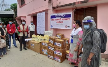 थारु महिलाद्वारा ५ लाखको स्वास्थ्य सामाग्री प्रदान