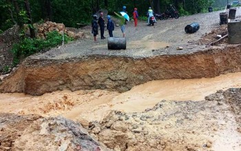 बाढीले सडक भत्किएपछि ढोरबराह हिँडेका दर्शनार्थी अलपत्र