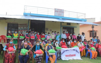 बारबर्दियामा गर्भवती महिलासंग उपमेयर : ५०३ जनालाई स्वास्थ्य सामाग्रीसहित पौष्टिक आहार वितरण