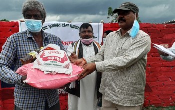 टाँगा व्यवसायीलाई खाद्यान्न वितरण